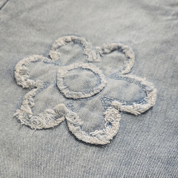 Cali 1850 Size 3/26 Light Wash High Waist Wider Leg Denim Flower Embellish Jeans - Picture 15 of 16